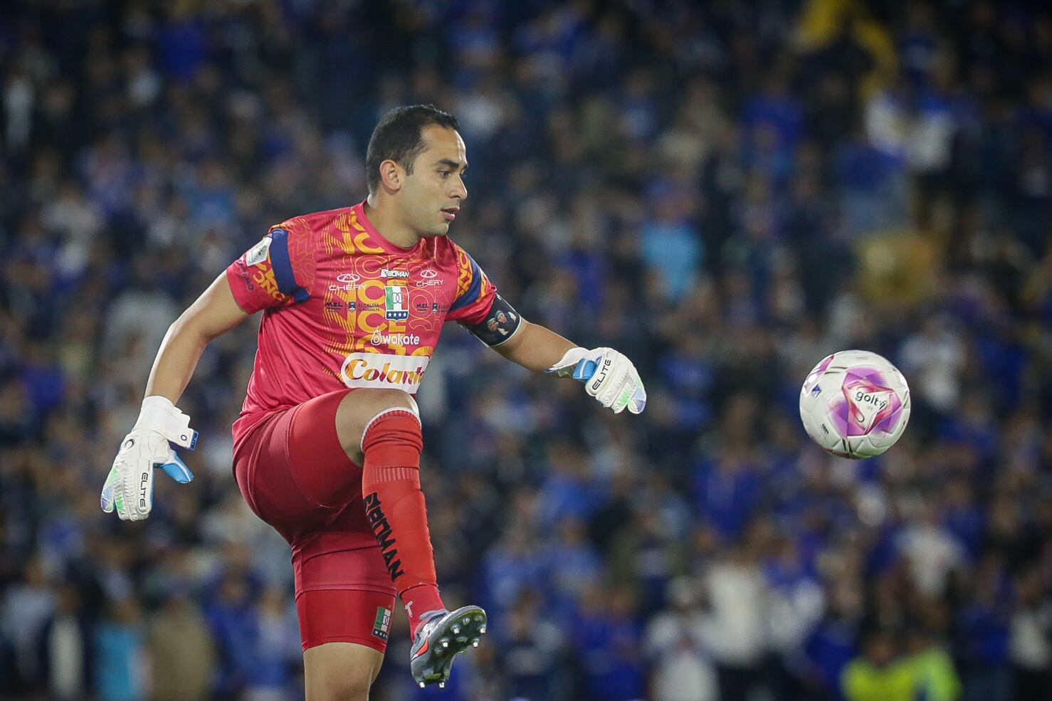 James Aguirre ha tenido poca acción durante el partido de Millonarios vs. Once Caldas en El Campín - crédito Colprensa