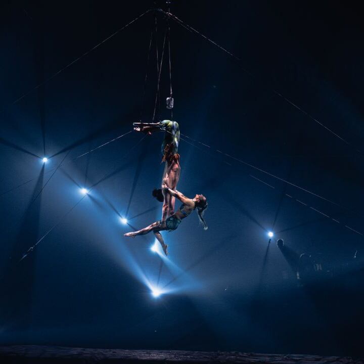 Con una estructura metálica de origen ruso —un aparato rectangular con una barra suspendido a seis metros de altura donde él la sostiene y catapulta en el aire— crearon un show que combina riesgo, precisión y poesía visual