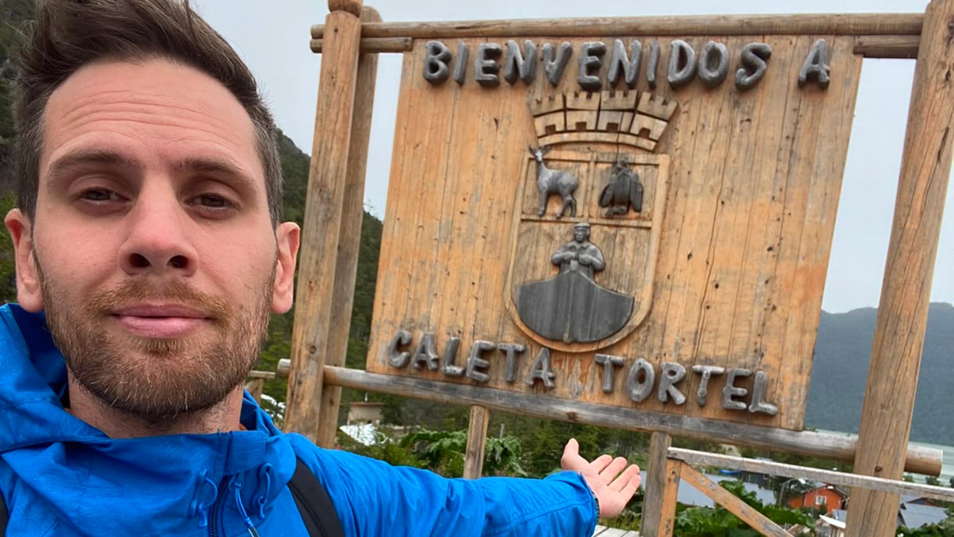 Desde el estacionamiento ubicado en la entrada del pueblo, los visitantes deben continuar a pie para recorrer este singular rincón de la Patagonia chilena