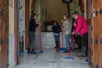 Vecinos de Grazalema intentan achicar