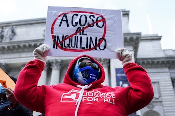 Millones de inquilinos en Estados Unidos enfrentan cada mes una ecuación imposible: pagar la vivienda o cubrir las necesidades básicas (REUTERS/Carlo Allegri)