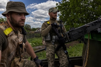 Militares ucranianos resguardan un punto de revisión cerca de una ciudad en la región este de Donetsk, Ucrania, el 25 de mayo de 2022. (Ivor Prickett/The New York Times)