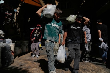 Compradores acarrean paquetes en el histórico Gran Bazar de Teherán, el lunes 1 de junio de 2026. La inflación interanual en Irán alcanzó el 77,2% en mayo, el nivel más alto desde la Segunda Guerra Mundial. (AP Photo/Vahid Salemi)