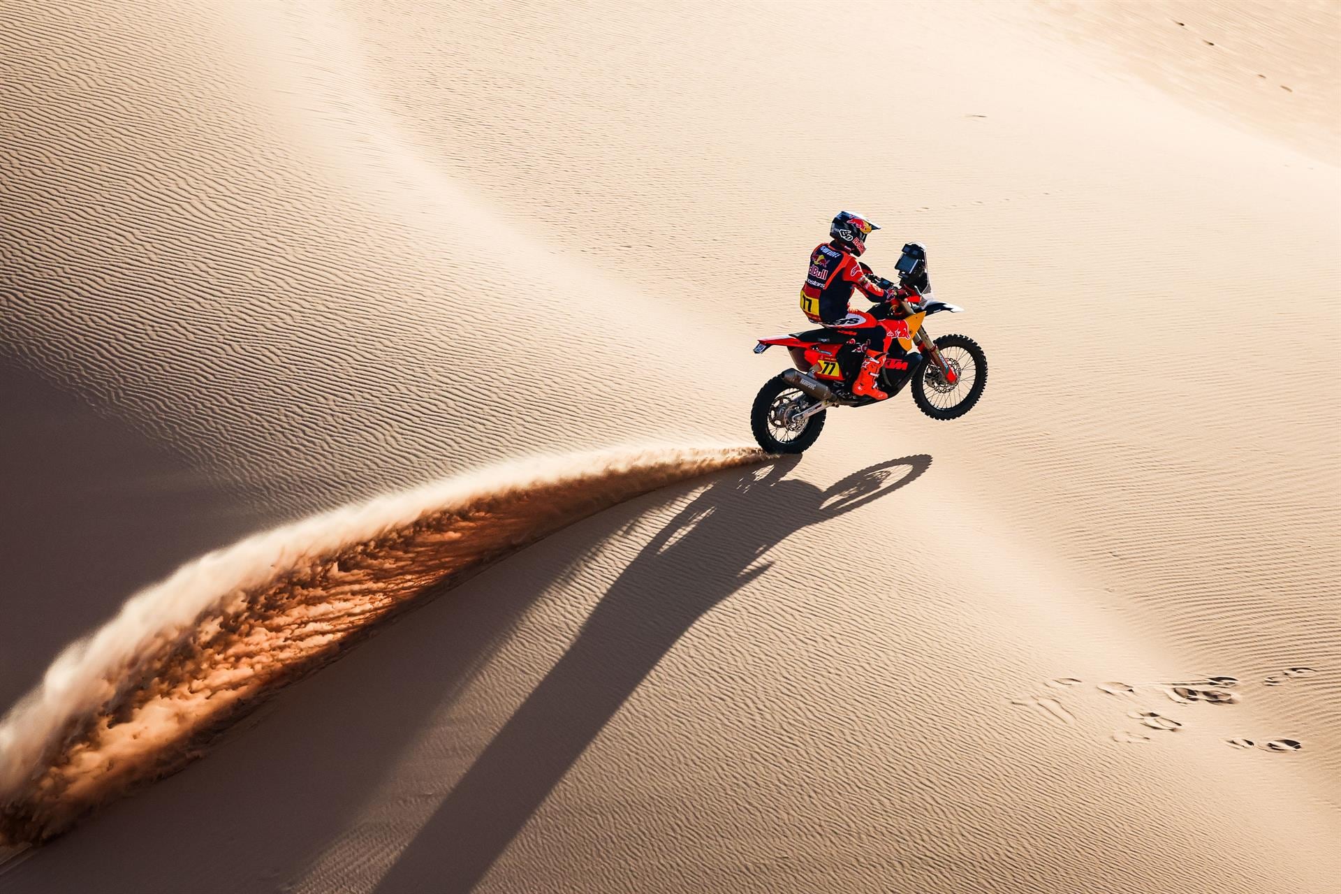 Luciano Benavides y autos en acción durante una etapa del Rally Dakar