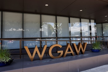 La presidenta de WGA West, Michele Mulroney, resalta que el nuevo contrato garantiza la viabilidad de la cobertura médica de los guionistas (REUTERS/Aude Guerrucci).