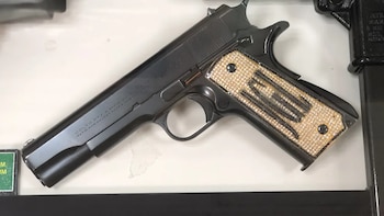 También hay armas y otros