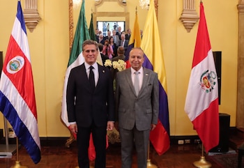 Ministro de Relaciones Exteriores, Manuel Tovar, junto al embajador colombiano Carlos Rodríguez Mejía. Crédito: Ministerio de Relaciones Exteriores y Culto