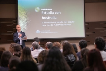 Embajada de Australia impulsa becas