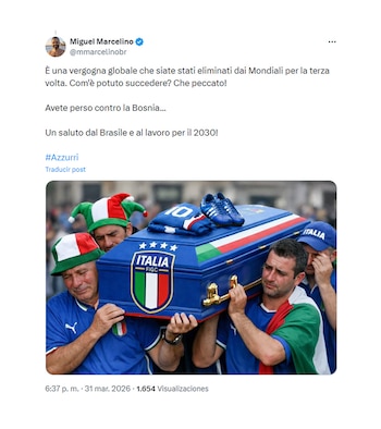 Tres hombres con camisetas de Italia llevan un ataúd azul con el logo 'ITALIA' y la bandera; sobre él hay una camiseta y botines de fútbol; uno de ellos llora
