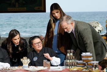 Los reyes Felipe VI y Letizia junto a la princesa Leonor y la infanta Sofía, observan la preparación de anchoas este sábado en Llanes. (EFE/ Ballesteros).