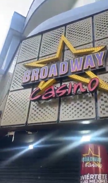 La explosión que afectó al casino Broadwat de Medellín sigue bajo investigación, mientras las autoridades recopilan pruebas y evalúan posibles móviles del atentado - crédito Captura de video