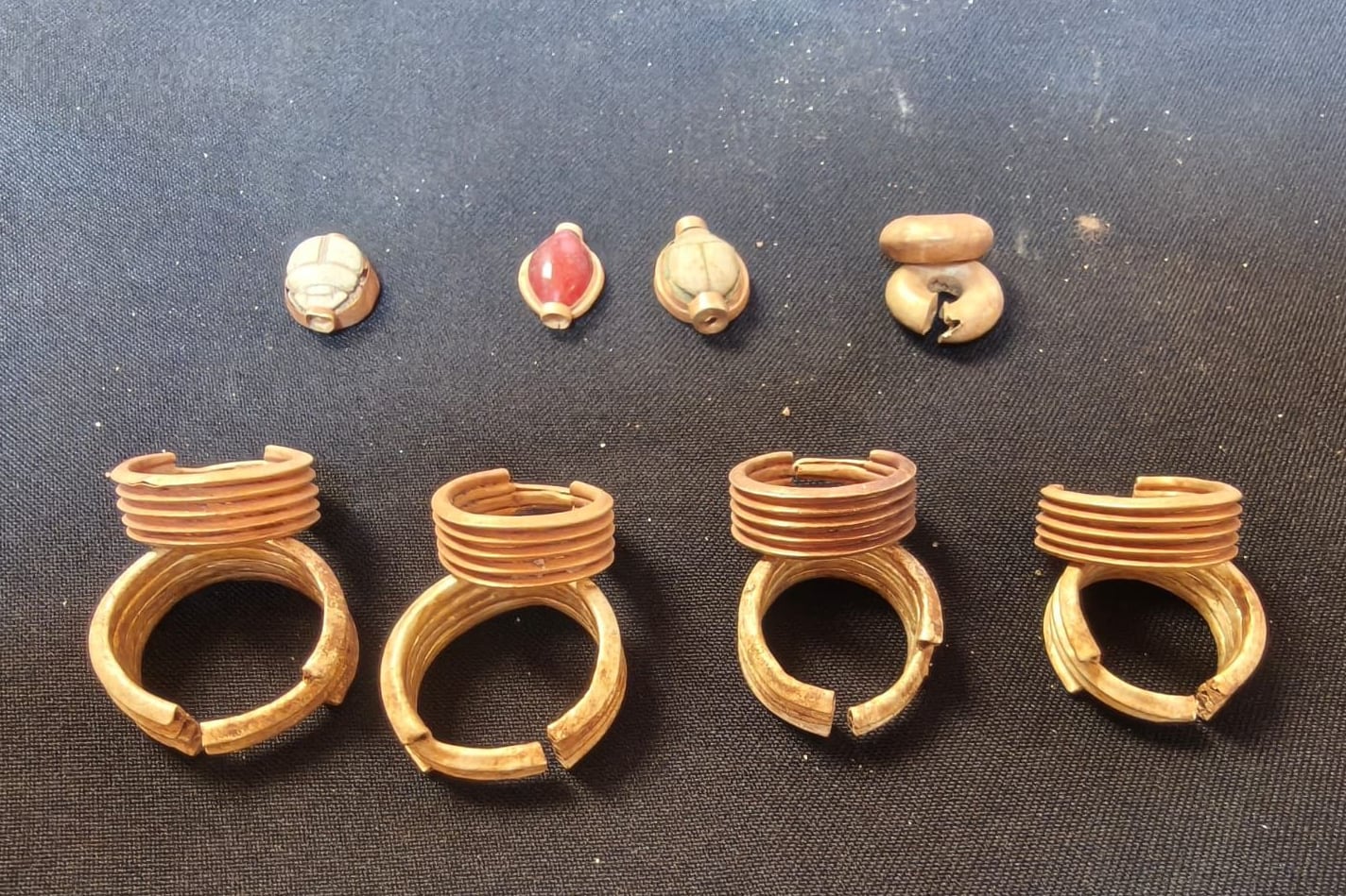En la zona de la antigua Heliópolis apareció un conjunto funerario casi completo con objetos de tocador, pendientes de metal amarillo y señales de que perteneció a una figura militar de alto rango (Ministerio de Turismo y Antigüedades de Egipto via AP)