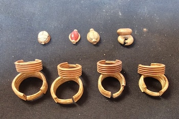 En la zona de la antigua Heliópolis apareció un conjunto funerario casi completo con objetos de tocador, pendientes de metal amarillo y señales de que perteneció a una figura militar de alto rango (Ministerio de Turismo y Antigüedades de Egipto via AP)