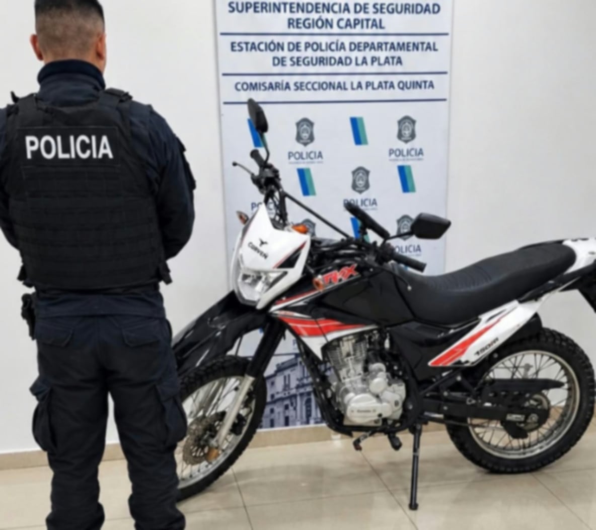 Dos hermanos de 22 y 16 años fueron detenidos en La Plata por el intento de robo de una moto a un joven de 24 años. (0221)