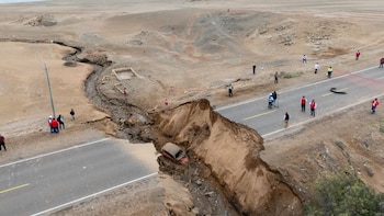 Impactantes imágenes del colapso de la variante de la Panamericana Sur en Moquegua: la vía quedó literalmente partida en dos