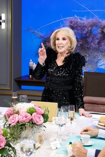 El impactante look de Mirtha para conducir un nuevo sábado de sus históricas mesazas