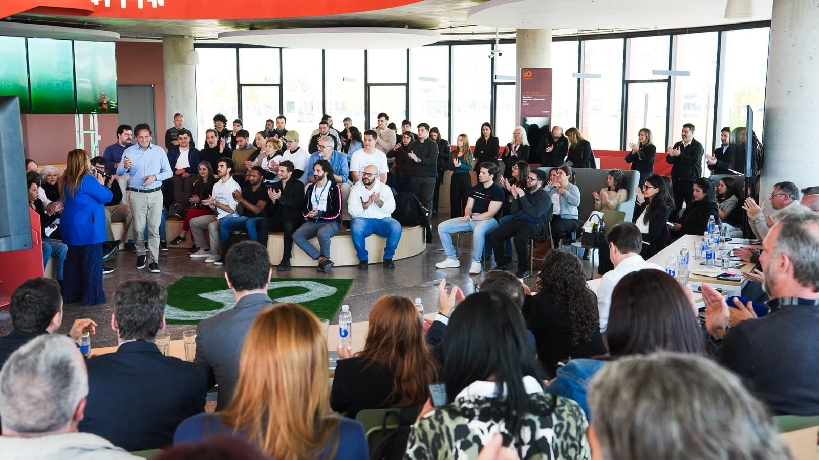 Más de cien participantes organizados en nueve equipos trabajaron sobre necesidades concretas de una región con ríos, islas, humedales y dificultades de movilidad y conectividad
