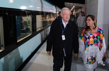 El presidente de México, Andrés Manuel López Obrador (i), acompañado de la gobernadora de Quintana Roo, Mara Lezama (d), recorren una estación del Tren Maya hoy, en el Balneario de Cancún en Quintana Roo (México). EFE/Alonso Cupul
