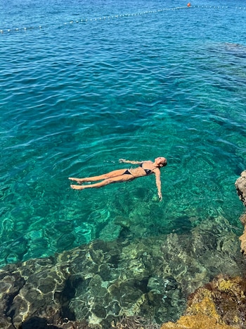 Una de las fotos más comentadas de Mariana Fabbiani la mostró en bikini flotando en el mar durante el verano europeo