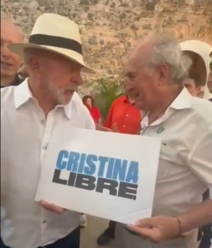 Lula y Parrilli con el cartel