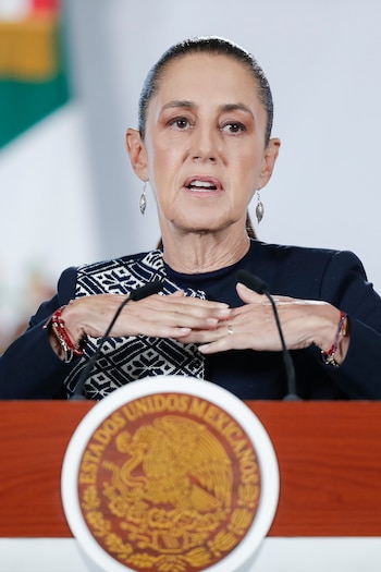 Claudia Sheinbaum aseguró que los nuevos lineamientos no buscan censurar a los medios, sino fortalecer el derecho de las audiencias a recibir información clara y diferenciada. EFE/ Isaac Esquivel