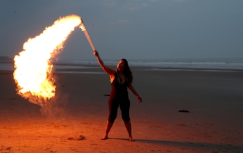 Un artista actúa antes del