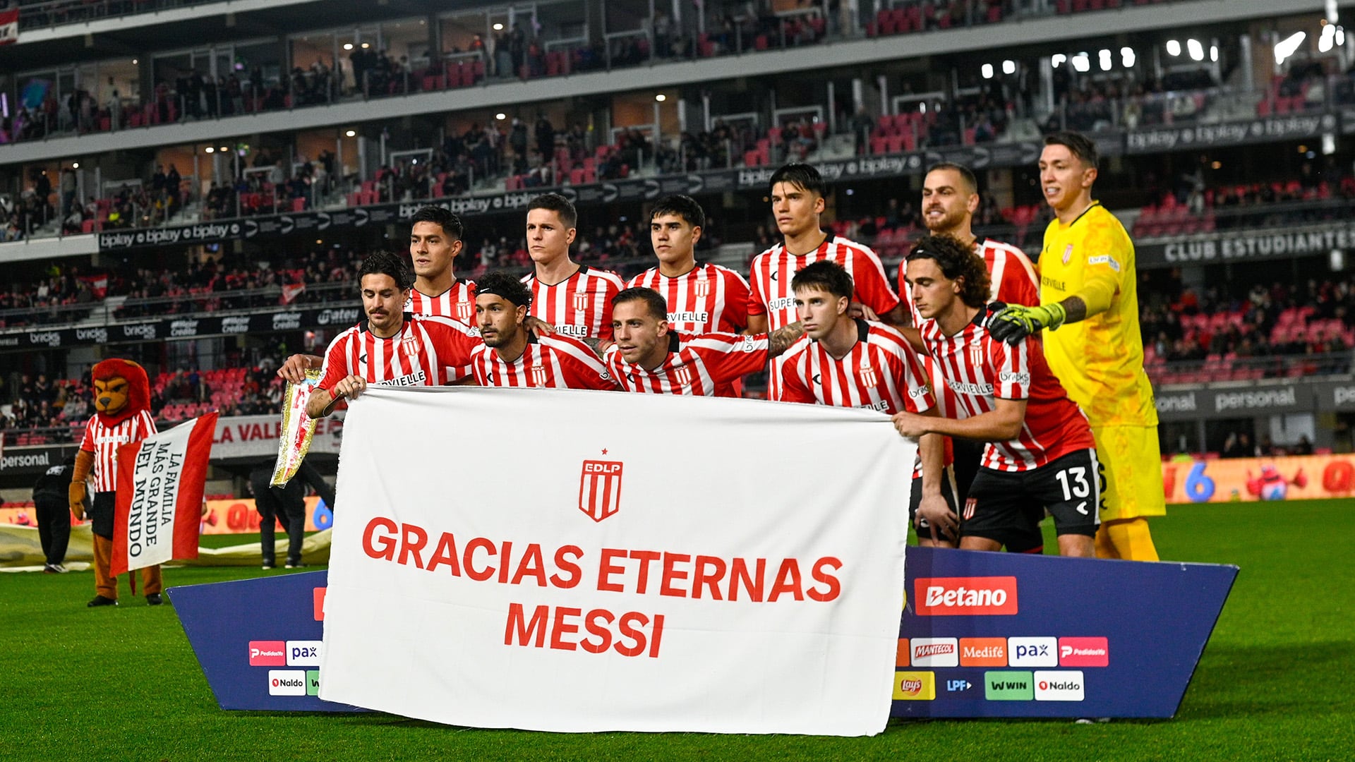 Estudiantes de La Plata se anticipó y le dedicó una bandera el lunes pasado