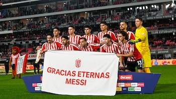 Estudiantes de La Plata se anticipó y le dedicó una bandera el lunes pasado