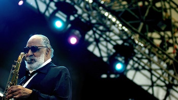 En memoria de Sonny Rollins, el saxofonista que reconfiguró los límites del jazz moderno