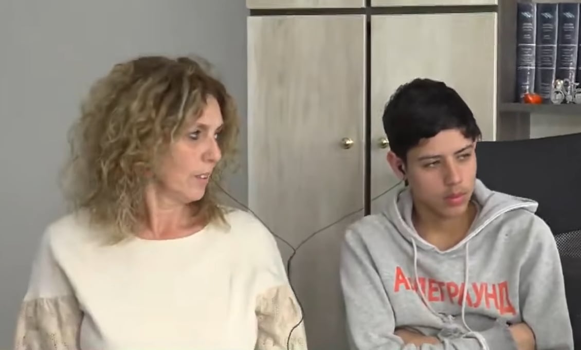 Lucas junto a su abogada Erika Hooft Suárez