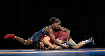 La representante de Panamá domina a su rival durante un combate de lucha olímpica en una competencia internacional (Foto cortesía @COlimpicoPanama).