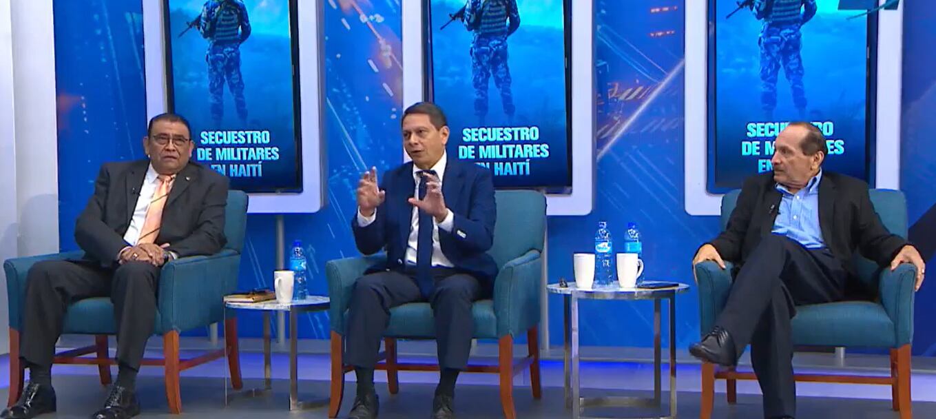 Panelistas convocados por el espacio televisivo Diálogo 21 para debatir el marco legal, las fallas operativas y el impacto del despliegue militar salvadoreño en territorio haitiano.