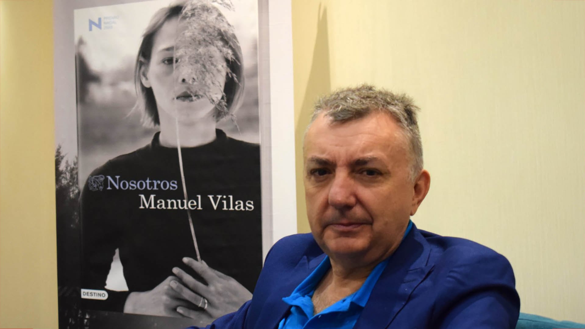 Manuel Vilas con la novela por la que ganó el Premio Nadal,