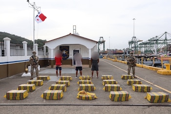 Las autoridades de Panamá interceptaron una embarcación pesquera en el Pacífico y hallaron 571 paquetes de presunta droga ocultos en 20 bultos. (Foto: Servicio Nacional Aeronaval)