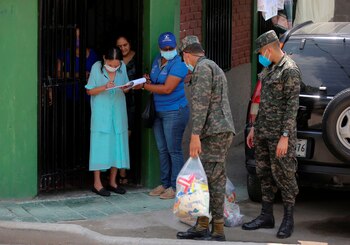 Un militar hondureño carga una