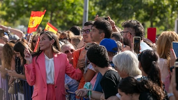 La reina Letizia rescata su aplaudido traje coral de Hugo Boss en Talavera de la Reina: el broche de oro a su agenda escolar antes de la cena de gala con Macron