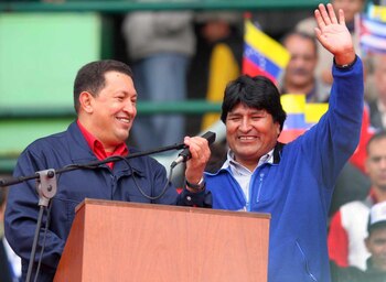 ****nacp2
NOTICIAS ARGENTINAS
MAR DEL PLATA, NOVIEMBRE 4:El presidente de Venezuela, Hugo Chavez, y el candidato presidencial boliviano Evo Morales, durante el acto realizado en el estadio mundialista en el marco de Cumbre de los Pueblos.
Foto NA:Gonzalo Calvelo-El Dia/pl****