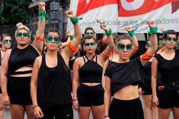 Mujeres participan durante un "pañuelazo"en