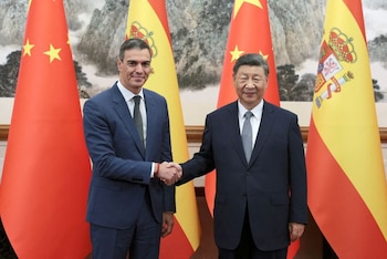 Pedro Sánchez y Xi Jinping se estrechan la mano en Pekín en 2024. (Reuters)