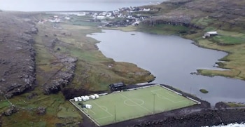 Un estadio en medio de la nada