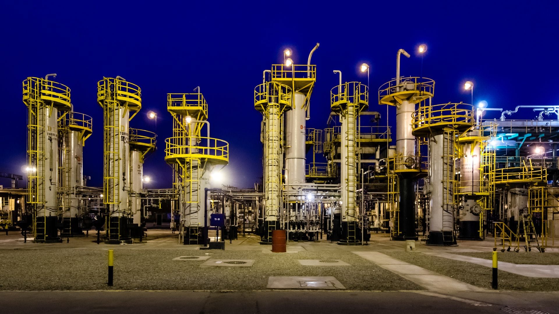 El Colegio de Abogados de Lima y el Colegio de Ingenieros del Perú cuestionan la estrategia estatal ante la crisis de Petroperú, priorizando la seguridad energética nacional.