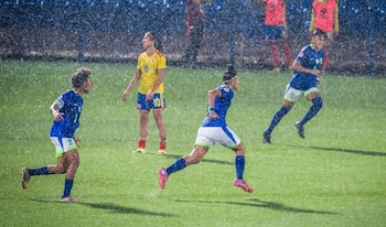 Bajo la lluvia, Colombia volvió