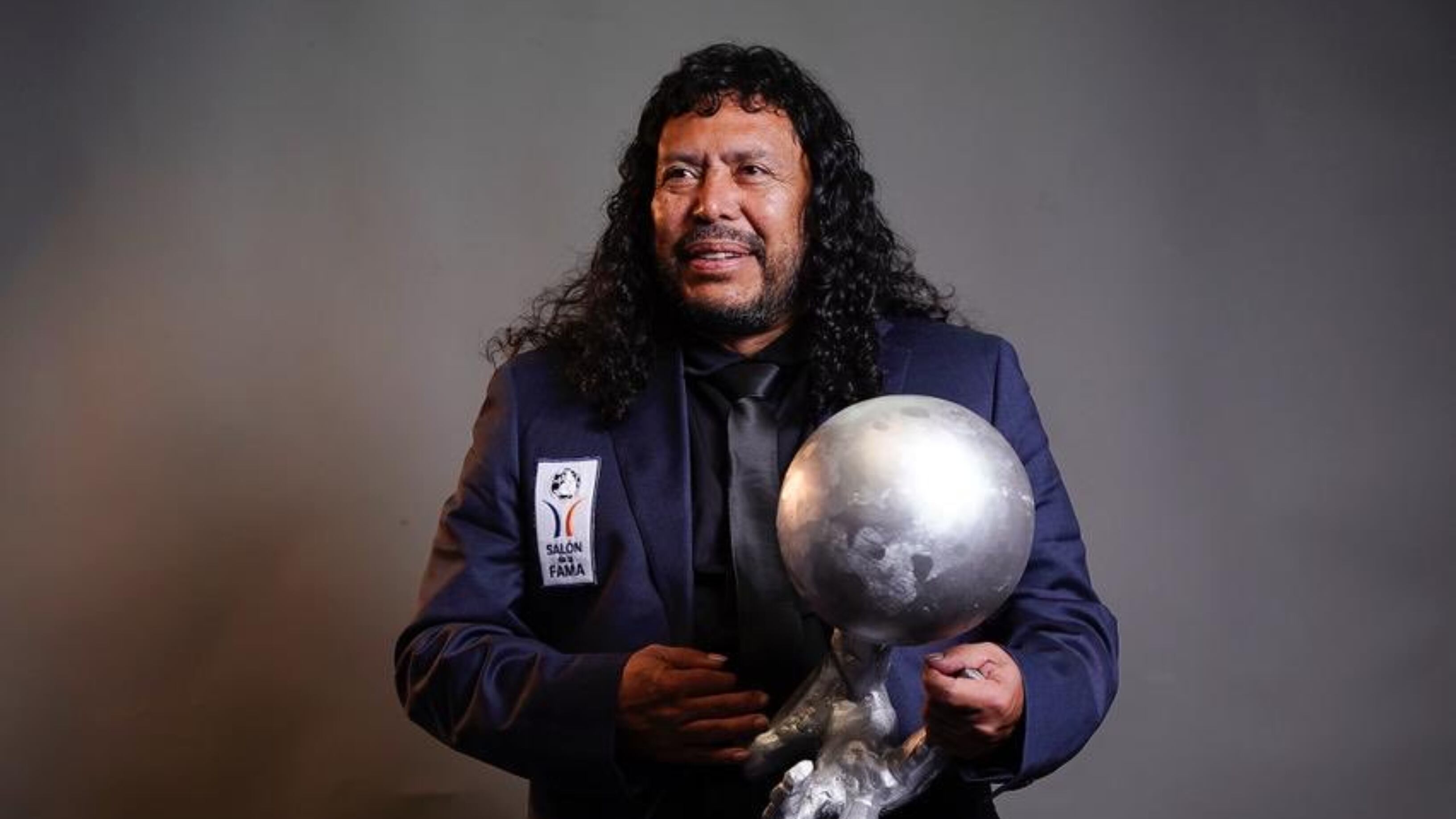 Rene Higuita posa con el trofeo que lo identifica como miembro del Salón de la Fama del Fútbol Internacional - crédito Salón de la Fama del Fútbol Internacional