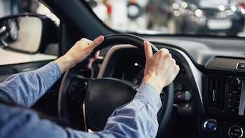 Rechazan la incapacidad permanente a un conductor que perdió el pulgar izquierdo en un accidente y le cierran la puerta a recibir una pensión de 1754 euros