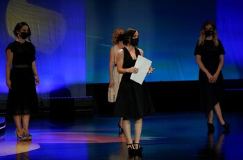 Maite Alberdi, Marisa Fernandez, Maria del Puy y Marcela Santibanez acepta un premio por "El Agente Topo" durante el Festival de Cine de San Sebastián, en San Sebastián, el 26 de septiembre de 2020. Foto de archivo. REUTERS/Vincent West