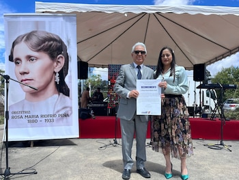 Ramiro Hidalgo, nieto de Rosa María Riofrío, recibe un reconocimiento a la trayectoria de su abuela.