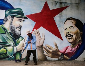 Un mural con el retrato