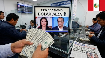 Manos sosteniendo billetes de cien dólares en un local de cambio. Al fondo, una pantalla muestra a Keiko Fujimori y Roberto Sánchez, y un titular de periódico sobre el balotaje en Perú.