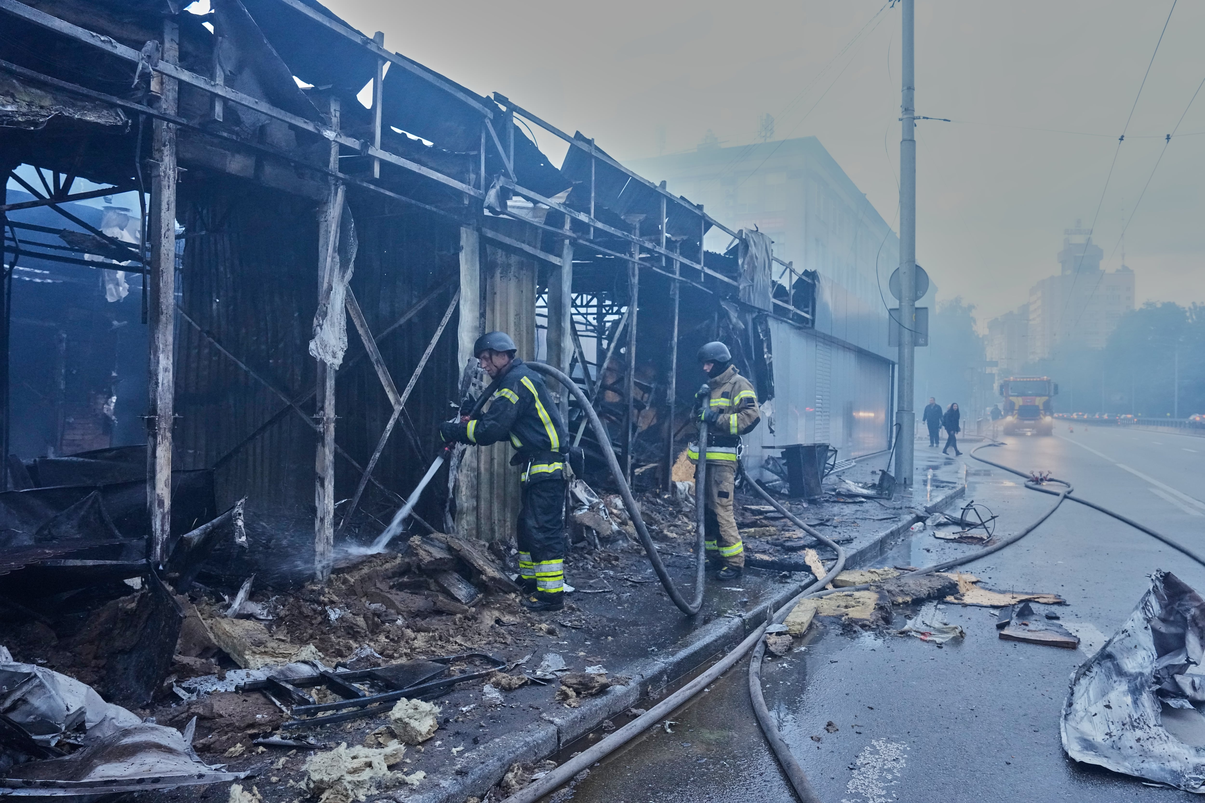 Bomberos sofocan el incendio en un mercado de Kiev destruido por el ataque ruso. Tres personas murieron en la ciudad rusa de Tula, a 200 km de Moscú, en un contraataque ucraniano con drones realizado en paralelo. (AP Photo/Efrem Lukatsky)