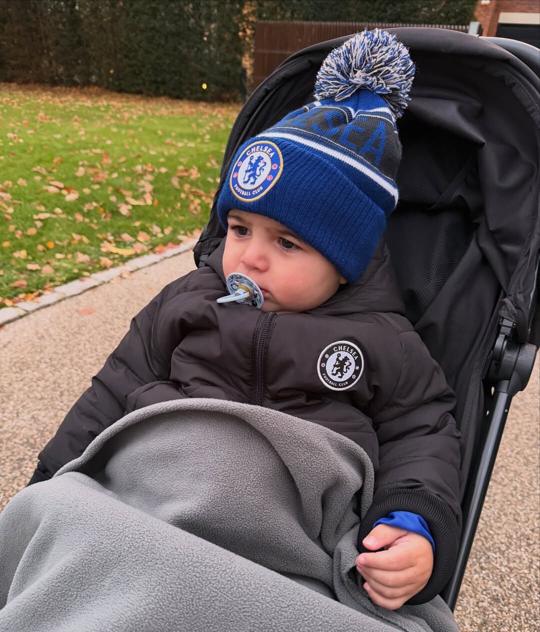 Benjamín, bien abrigado con ropa del Chelsea, el equipo en el que juega Enzo Fernández